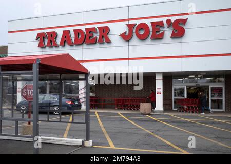 Chicago, USA. 8. Januar 2023 Außenbeschilderung einer Chicagoer Niederlassung von Trader Joe's. In New York wurden zwei separate Sammelklagen gegen das Unternehmen eingereicht, die besagen, dass die Lebensmittelkette die Kunden nicht vor Schwermetallen in ihrer dunklen Schokolade warnte. Die Klagen konzentrieren sich auf Trader Joe's Dark Chocolate 72% Cacao und Dark Chocolate Lover's 85% Cacao Riegel, die in einer Studie zu Verbraucherberichten einen hohen Gehalt an Blei und Cadmium aufweisen. Kredit: Stephen Chung / Alamy Live News Stockfoto