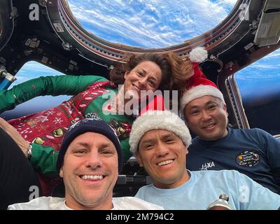 Internationale Raumstation, ERDUMLAUFBAHN. 25. Dezember 2022. NASA Expedition 68 NASA Flight Engineers, von links; Josh Cassada, Nicole Mann, Frank Rubio und JAXA Flight Engineer Koichi Wakata posieren für ein festliches Porträt am ersten Weihnachtsfeiertag in der Kuppel der Internationalen Raumstation am 25. Dezember 2022 in der Erdumlaufbahn. Stockfoto