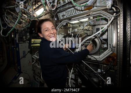 Internationale Raumstation, ERDUMLAUFBAHN. 14. Dezember 2022. NASA Expedition 68 NASA Flight Engineer, Nicole Mann, arbeitet mit der Mikrogravitation Science Glovebox für die Untersuchung von Porenbildung und Mobilität im Columbus Labormodul an Bord der Internationalen Raumstation, 14. Dezember 2022 in der Erdumlaufbahn. Die Studie zur Raumphysik zeigt ein passives Kühlsystem für elektronische Geräte in Mikroschwerkraft mit einer mikrostrukturierten Oberfläche. Stockfoto