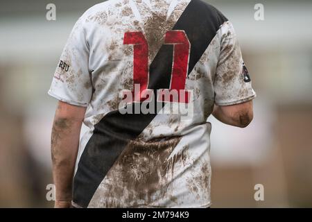 Mansfield, Nottinghamshire, England, Großbritannien. 8. Januar 2023. Mansfield Women gegen Burton Ladies Amateur Rugby Union Spieler spielen auch bei Regen, Nässe und Schlamm weiter, während sich Regenschauer in allen Teilen Großbritanniens bewegen. Kredit: Alan Beastall/Alamy Live News Stockfoto