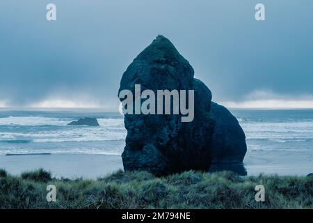 Das Meer an der Küste Oregons. Meerblick und stürmischer Himmel in der Ferne Stockfoto