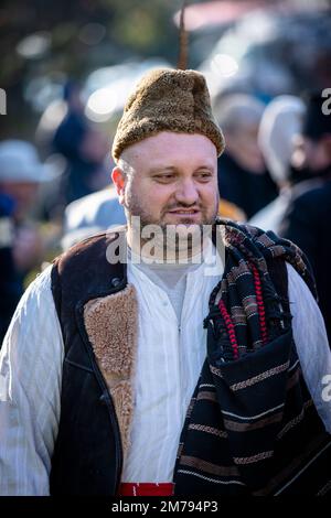 Sofia, Bulgarien - 08. Januar 2023: Unbekannter Mann in traditioneller Kuker-Kostüm beim Surva Masquerade Games Festival in Sofia, Bulgarien. Kuker, CO Stockfoto