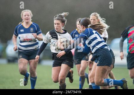 Mansfield, Nottinghamshire, England, Großbritannien. 8. Januar 2023. Mansfield Women gegen Burton Ladies Amateur Rugby Union Spieler spielen auch bei Regen, Nässe und Schlamm weiter, während sich Regenschauer in allen Teilen Großbritanniens bewegen. Kredit: Alan Beastall/Alamy Live News Stockfoto