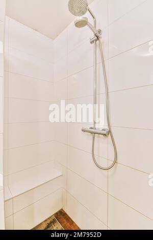 Ein kleines Bad mit weißen Fliesen und grünen Zierleisten an den Wänden,  zusammen mit einer Toilette in der Ecke neben dem Waschbecken  Stockfotografie - Alamy