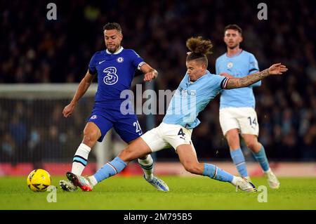 Chelsea's Cesar Azpilicueta und Manchester City's Kalvin Phillips (rechts) kämpfen beim dritten Spiel des Emirates FA Cup im Etihad Stadium in Manchester um den Ball. Foto: Sonntag, 8. Januar 2023. Stockfoto