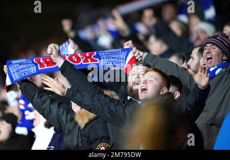 Die Rangers-Fans feiern während des Cinch Premiership-Spiels im Tannadice Park, Dundee. Foto: Sonntag, 8. Januar 2023. Stockfoto