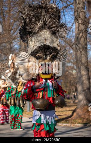 Sofia, Bulgarien - 08. Januar 2023: Unbekannter Mann in traditioneller Kuker-Kostüm beim Surva Masquerade Games Festival in Sofia, Bulgarien. Kuker, CO Stockfoto