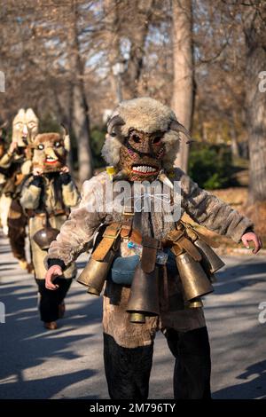 Sofia, Bulgarien - 08. Januar 2023: Unbekannter Mann in traditioneller Kuker-Kostüm beim Surva Masquerade Games Festival in Sofia, Bulgarien. Kuker, CO Stockfoto