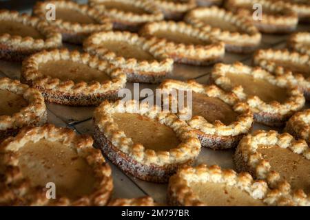 Osterbacken. Mazurkas und Osterkuchen. Die Arbeit eines Konditors Stockfoto