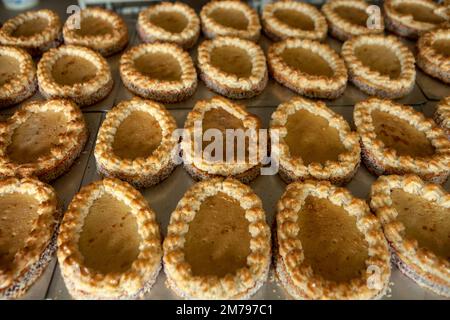 Osterbacken. Mazurkas und Osterkuchen. Die Arbeit eines Konditors Stockfoto