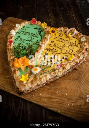 Osterbacken. Mazurkas und Osterkuchen. Die Arbeit eines Konditors Stockfoto