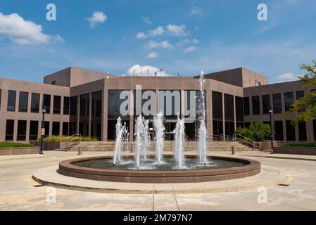 Naperville, Illinois - USA - September 15. 2022: Außenansicht des Naperville City Hall-Gebäudes in Naperville, Illinois. Stockfoto