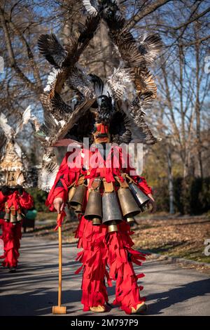 Sofia, Bulgarien - 08. Januar 2023: Unbekannter Mann in traditioneller Kuker-Kostüm beim Surva Masquerade Games Festival in Sofia, Bulgarien. Kuker, CO Stockfoto