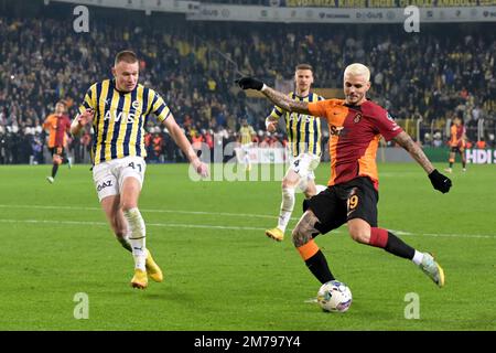 ISTANBUL - Mauro Icardi von Galatasaray ALS Punktzahl (lr) Attila Szalai von Fenerbahce SK, Mauro Icardi von Galatasaray WÄHREND des türkischen Super-Lig-Spiels zwischen Fenerbahce AS und Galatasaray AM 8. Januar 2023 im Ulker-Stadion in Istanbul, Türkei. AP | niederländische Höhe | GERRIT VON KÖLN Stockfoto