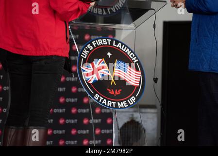 VEREINIGTES KÖNIGREICH, Newquay, 08. Januar 2022: „Der erste Start“-Abzeichen iOS, das vor dem Start im Spaceport Cornwall gesehen wurde. Die kosmische Mädchen-Einführung ist großbritannien Stockfoto