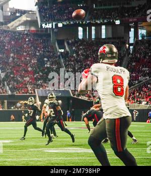 Atlanta, Georgia, USA. 12. Aug. 2022. Tampa Bay Buccaneers Tight End Kyle Rudolph (8) erhält im ersten Quartal beim Spiel gegen die Atlanta Falcons im Mercedes-Benz-Stadion einen Touchdown-Pass vom Quarterback Tom Brady (12) (Kreditbild: © Debby Wong/ZUMA Press Wire) Stockfoto