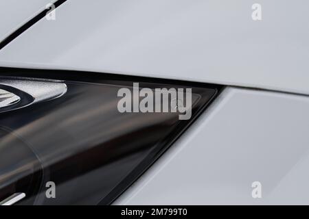 MOSKAU, RUSSLAND - 02. FEBRUAR 2022. Scheinwerfermodell Mercedes-Benz C-Klasse 200 (W206). Nahaufnahme eines modernen Fahrzeugs mit LED-Scheinwerfern. Cl Stockfoto