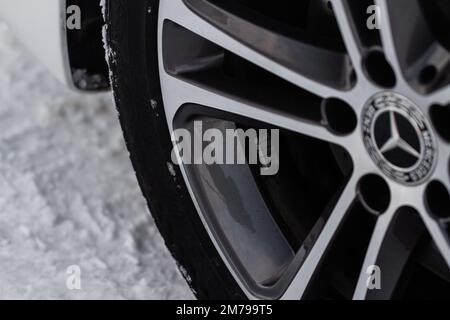 MOSKAU, RUSSLAND - 02. FEBRUAR 2022. Mercedes-Benz Rad- und Scheibenbremsen. Nahaufnahme des Mercedes-Benz-Rades. Stockfoto