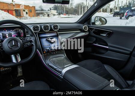 MOSKAU, RUSSLAND - 02. FEBRUAR 2022. Mercedes-Benz C-Klasse 200 (W206), Innenansicht. Kompakte Luxuslimousine. Mittelkonsole des neuen Mercedes-BE Stockfoto