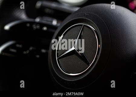 MOSKAU, RUSSLAND - 02. FEBRUAR 2022. Mercedes-Benz-Logo auf dem Lenkrad des Mercedes-Benz C-Class 200. Nahansicht des Lenkrads. Stockfoto