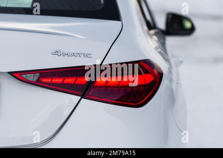 MOSKAU, RUSSLAND - 02. FEBRUAR 2022. Mercedes-Benz C-Klasse 200 (W206) Luxuslimousine, Modell moderne Rückleuchte eines Autos. Bremslicht und Pfeil des Largs Stockfoto
