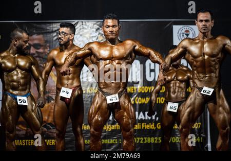 GUWAHATI, INDIEN - 7. JANUAR: Teilnehmer posieren auf der Bühne während eines Männer Bodybuilding-Wettbewerbs am 7. Januar 2023 in Guwahati, Indien. Stockfoto