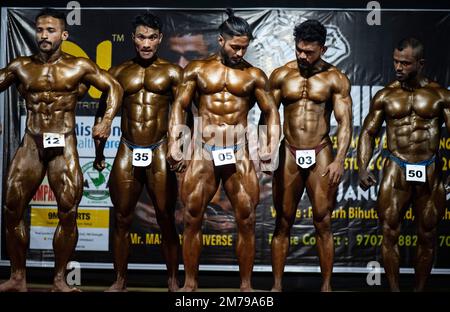 GUWAHATI, INDIEN - 7. JANUAR: Teilnehmer posieren auf der Bühne während eines Männer Bodybuilding-Wettbewerbs am 7. Januar 2023 in Guwahati, Indien. Stockfoto