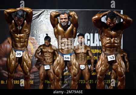 GUWAHATI, INDIEN - 7. JANUAR: Teilnehmer posieren auf der Bühne während eines Männer Bodybuilding-Wettbewerbs am 7. Januar 2023 in Guwahati, Indien. Stockfoto