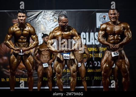 GUWAHATI, INDIEN - 7. JANUAR: Teilnehmer posieren auf der Bühne während eines Bodybuilding-Wettbewerbs für Männer am 7. Januar 2023 in Guwahati, Indien. Kredit: David Talukdar/Alamy Live News Stockfoto