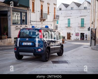 ALBEROBELLO, ITALIEN - 29. OKTOBER 2021: Polizeiauto Fiat Panda von Polizia Locale in Alberobello, Italien Stockfoto