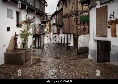 Hervas, Spanien - 8. Januar 2023: Typische Straße im alten jüdischen Viertel von Hervas. Extremadura. Spanien. Stockfoto