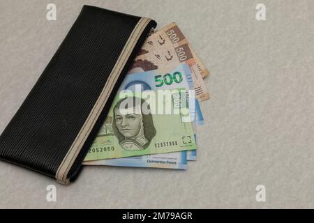 Geldbörse mit mexikanischen Pesos-Scheinen verschiedener Stückelungen auf einem Tisch mit Kopierraum. Stockfoto