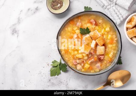 Linsen-Erbsen-Suppe mit Schinken Stockfoto