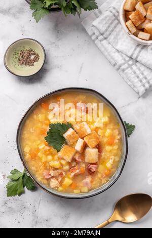 Linsen-Erbsen-Suppe mit Schinken Stockfoto