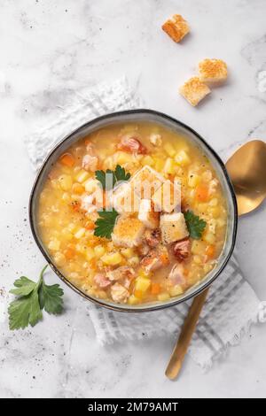 Linsen-Erbsen-Suppe mit Schinken Stockfoto