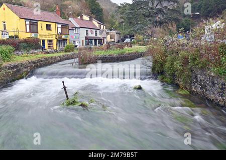 Cheddar, Großbritannien. 08. Januar 2023. An einem sehr nassen und kalten Nachmittag wird der sehr hohe, schnell fließende Fluss Yeo in der Cheddar Gorge gesehen, der um das Schwert in der Stone Slow Motion fließt. Bildnachweis: Robert Timoney/Alamy Live News Stockfoto