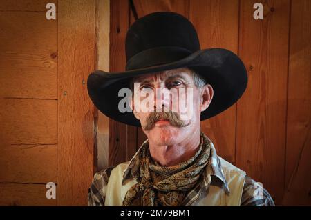 USA; Rocky Mountains; Wyoming; Sublette County; Pinedale; Eine Ranch fliegen; Cowboy Portrait Stockfoto