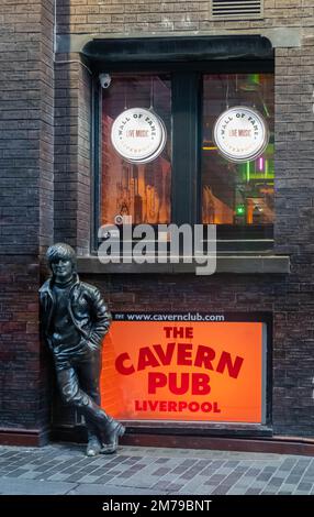 John Lennon Statue an der Wall of Fame in der Mathew Street in Liverpool Stockfoto