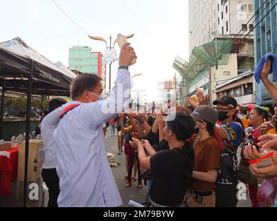 Manila, Philippinen. 08. Januar 2023. Nazarener Anhänger heben die Hand, um von Laienministern gesegnet zu werden. Katholische Anhänger strömen in die Quiapo Kirche in Manila, um ihre Hingabe zum Schwarzen Nazarener auszudrücken, ein lebensgroßes Bild von dunkel gehäutetem, knienden Jesus Christus mit dem Kreuz. Einen Tag vor dem Festmahl am 9. Januar. Diese festliche Aktivität wurde wegen der COVID-19-Pandemie für zwei Jahre ausgesetzt. (Foto: Josefiel Rivera/SOPA Images/Sipa USA) Guthaben: SIPA USA/Alamy Live News Stockfoto