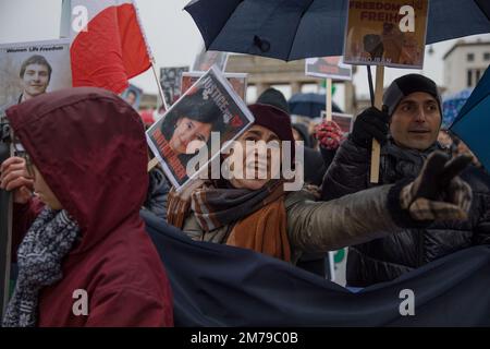 Berlin, Deutschland. 8. Januar 2023. Ein Protest auf dem Pariser Platz, um die Opfer der Tragödie des Fluges 752 der Ukraine International Airlines zu ehren. Am 8. Januar 2020 wurde die Boeing 737-800, die von Teheran nach Kiew fliegt, vom Korps der Islamischen Revolutionsgarde (IRGC) in der Nähe von Teheran abgeschossen, was zum Tod aller 176 Passagiere und Besatzungen an Bord führte. Der Protest in Berlin erinnerte an diese Tragödie und forderte Gerechtigkeit für die Opfer und ihre Angehörigen. (Kreditbild: © Michael Kuenne/PRESSCOV via ZUMA Press Wire) Stockfoto