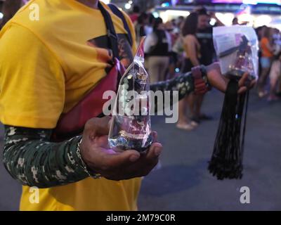 Manila, Philippinen. 08. Januar 2023. Ein Verkäufer, der seine Ware verkauft hat, eine Miniaturnachbildung des Schwarzen Nazarenen. Katholische Anhänger strömen in die Quiapo Kirche in Manila, um ihre Hingabe zum Schwarzen Nazarener auszudrücken, ein lebensgroßes Bild von dunkel gehäutetem, knienden Jesus Christus mit dem Kreuz. Einen Tag vor dem Festmahl am 9. Januar. Diese festliche Aktivität wurde wegen der COVID-19-Pandemie für zwei Jahre ausgesetzt. (Foto: Josefiel Rivera/SOPA Images/Sipa USA) Guthaben: SIPA USA/Alamy Live News Stockfoto