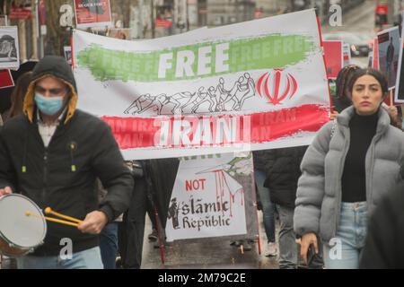 An diesem Sonntag, dem 8. Januar, fand in Madrid, Spanien, ein gedenkmarsch statt, um den Opfern eines Passagierflugzeugs zu gedenken, das die iranische Armee vor zwei Jahren abgeschossen hat. Ukraine International Airlines Flug 752 war ein kommerzieller Flug, der am 8. Januar von der iranischen Flugabwehr abgeschossen wurde. 2020, der vom Internationalen Flughafen Imam Khomeini in Teheran (Iran) abflog und zum internationalen Flughafen Boryspil in kiew (Ukraine) fuhr, wo alle 176 Menschen an Bord starben.12 und damit die tödlichste Flugzeugkatastrophe im Iran seit dem Absturz eines Il-76 Ilyushin im Jahr 2003 war, der den Air India Express-Flug übertraf Stockfoto