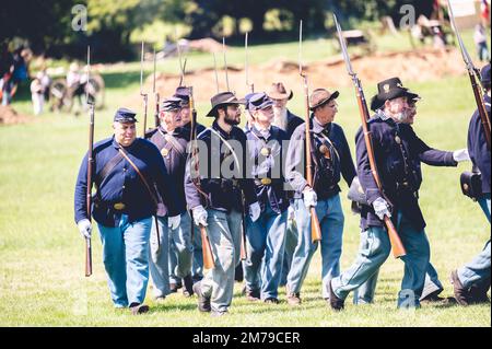 Ein schlichter Blick auf Soldaten, die bei einer Nachstellung des Bürgerkriegs in Jackson, Michigan, marschieren Stockfoto