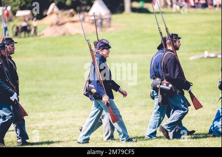 Ein schlichter Blick auf Soldaten, die bei einer Nachstellung des Bürgerkriegs in Jackson, Michigan, marschieren Stockfoto