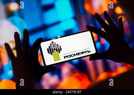 In dieser Fotoabbildung wird das Rosneft Logo auf einem Smartphone-Bildschirm angezeigt. Stockfoto