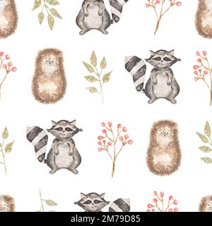 Wasserfarbenes, nahtloses Muster mit Waschbär und Blättern, Igel und Beeren. Handgezeichnete Waldtiere im Hintergrund. Herbstmuster. Stockfoto