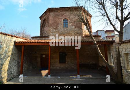 Scheich Suleiman Masjid ist eine umgebaute Moschee aus einem alten byzantinischen Gebäude, Teil des östlich-orthodoxen Pantokrator-Klosters in Istanbul. Stockfoto