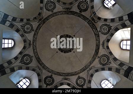 Scheich Suleiman Masjid ist eine umgebaute Moschee aus einem alten byzantinischen Gebäude, Teil des östlich-orthodoxen Pantokrator-Klosters in Istanbul. Stockfoto