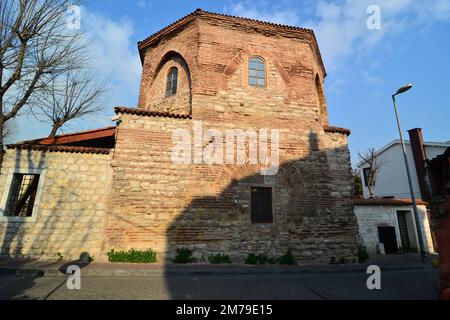 Scheich Suleiman Masjid ist eine umgebaute Moschee aus einem alten byzantinischen Gebäude, Teil des östlich-orthodoxen Pantokrator-Klosters in Istanbul. Stockfoto