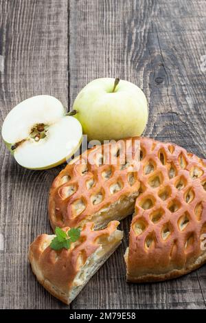 Köstlicher, frisch gebackener Apfelkuchen, isoliert auf Weiß Stockfoto